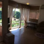 Malibu Park Hotel *